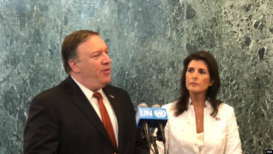 El secretario de Estado de EE.UU., Mike Pompeo, junto a la embajadora de EE.UU. ante la ONU, Nikki Haley señaló que el camino no será fácil para lograr la desnuclearización de Corea del Norte. [Foto: Celia Mendoza, VOA].