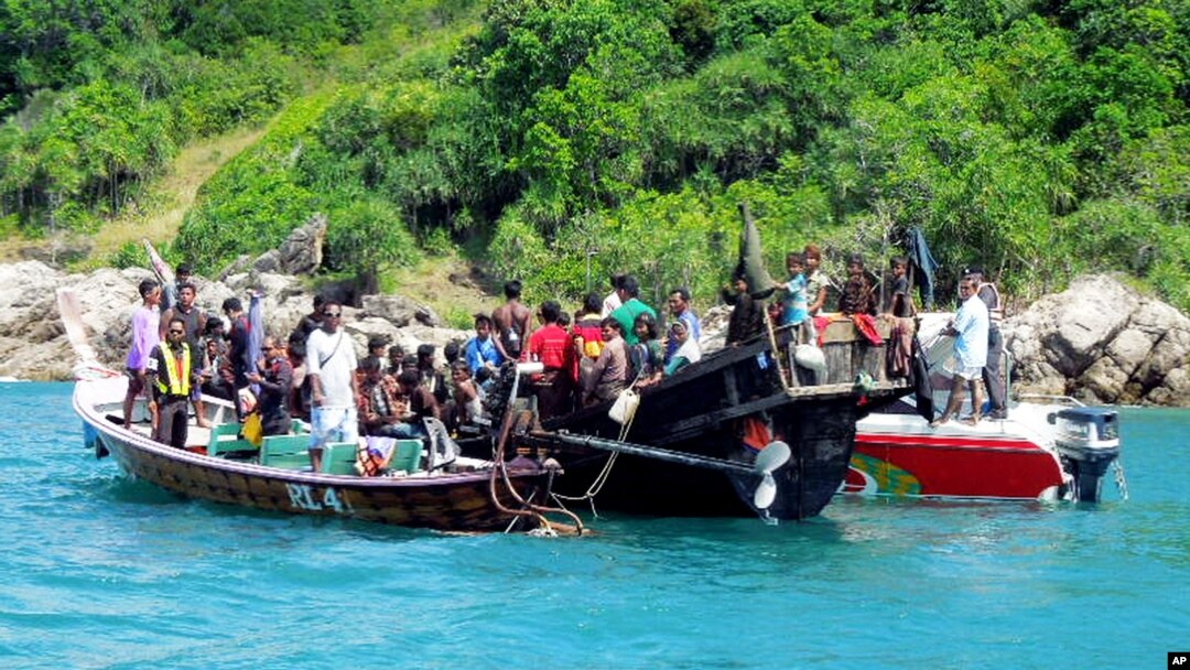 Sekitar 73 pengungsi Rohingnya saat ditangkap pihak berwenang di lepas pantai Phuket, selatan Thailand (Foto: dok). Puluhan 'manusia perahu' ini dikabarkan melarikan diri dari fasilitas penahanan di distrik Sadao, Thailand, Selasa (20/8).
