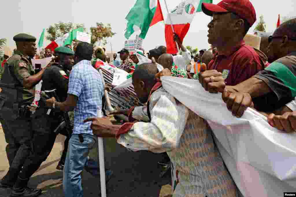 برخورد خشونت آمیز بین پلیس ضد شورش و معترضان در یک تجمع در آبوجا، پایتخت نیجریه. معترضان علیه دولت اعتراض می&zwnj;&zwnj;کنند. 