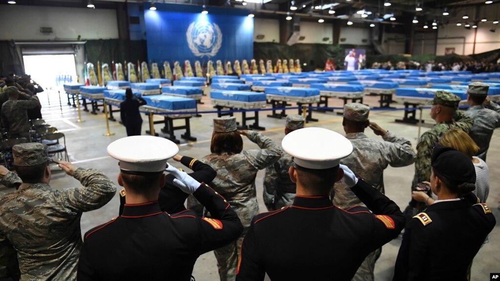 Soldados estadounidenses saludan duranate la ceremonia de repatriaciÃ³n de restos de soldados estadounidenses muertos en la Guerra de Corea, en la Base AÃ©rea Osan en Pyeongtaek, Corea del Sur, el miÃ©rcoles, 1 de agosto de 2018.