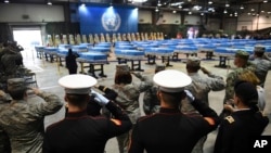 Soldados estadounidenses saludan duranate la ceremonia de repatriación de restos de soldados estadounidenses muertos en la Guerra de Corea, en la Base Aérea Osan en Pyeongtaek, Corea del Sur, el miércoles, 1 de agosto de 2018.