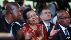 Da esquerda: Mandla Mandela, neto de Nelson Mandela, Graça Machel, viúva Mandela, e o Presidente Jacob Zuma 