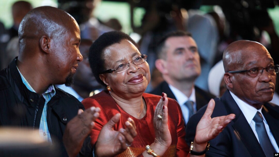Anggota keluarga Nelson Mandela dan Presiden Afsel Jacob Zuma (kanan) menghadiri pembukaan 'Nelson Mandela Centre of Memory' di Johannesburg, Senin (18/11). 