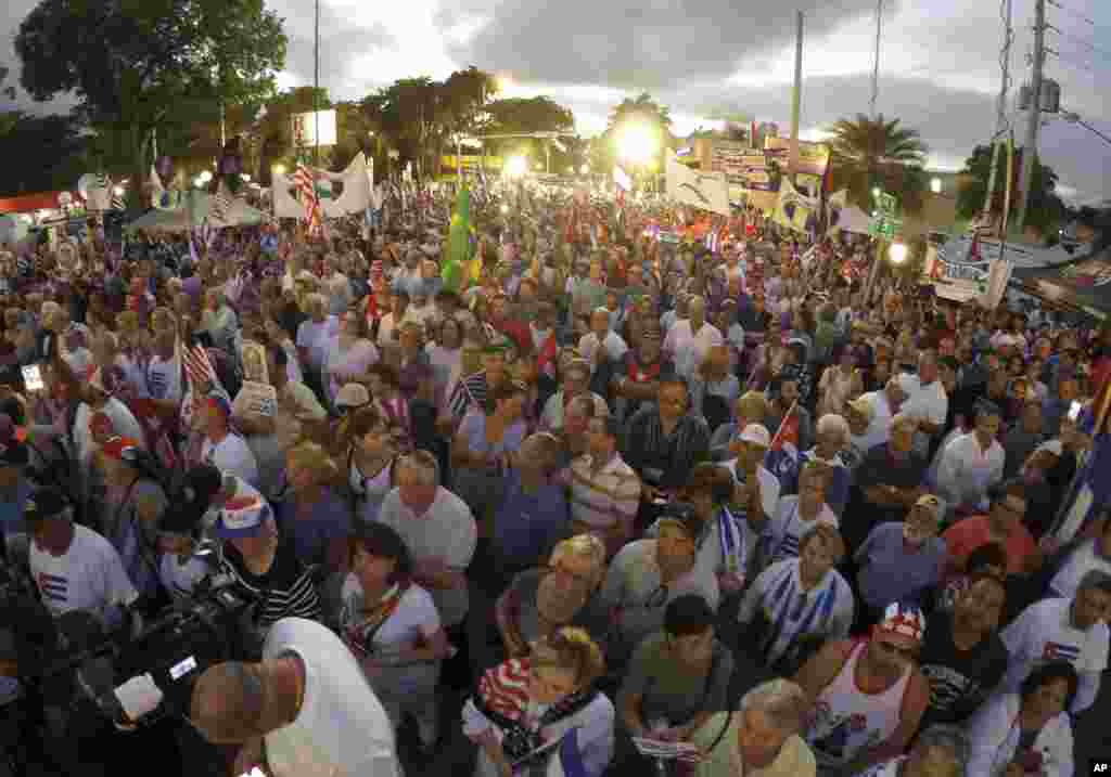 تجمع صدها نفر از کوبایی تبارهای آمریکایی در میامی بعد از فوت فیدل کاسترو، رهبر سابق کوبا. شعار شرکت کنندگان این تجمع با ترویج کردن آزادی و دموکراسی در کوبا است.