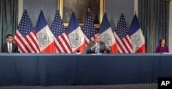 Guvernerka New Yorka Kathy Hochuli gradonačelnik New Yorka Bill de Blasio na virtuelnoj konferenciji za novinare u New Yorku, 2. decembra 2021.