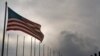 La bandera estadounidense ondea en la embajada norteamericana en La Habana, Cuba.