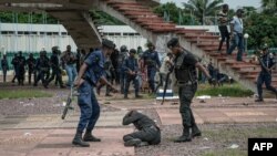 Bapoliciers bazali kobeta moko na balandi ya candidat Martin Fayulu liboso Cour constitutionnelle, Kinshasa, le 12 janvier 2019.