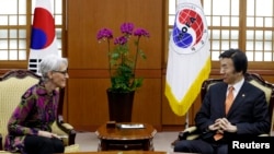 South Korean Foreign Minister Yun Byung-se (R) talks with U.S. Under Secretary of State for Political Affairs Wendy Sherman during a meeting to discuss North Korea issues at the Foreign Ministry in Seoul, January 29, 2015.