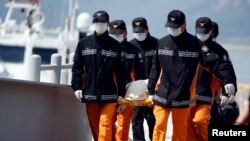 Rescatistas cargan el cadaver de otro estudiante recuperado del ferry Sewol, que se hundió la semana pasada en Corea del Sur.