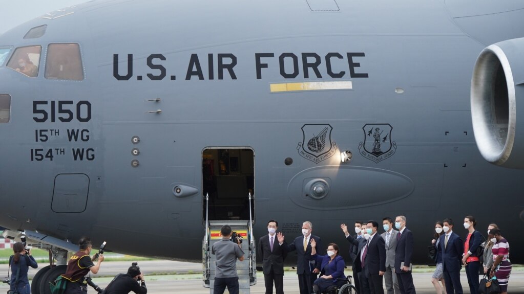 美国伊利诺伊州民主党参议员塔米·达克沃思、阿拉斯加州共和党参议员丹·沙利文和特拉华州民主党参议员克里斯托弗·库恩斯搭乘美国空军现役C-17A战略运输机抵达台北。（2021年6月6日）(photo:VOA)