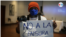 En la foto de archivo un periodista nicaragüense muestra un cartel pidiendo cese la censura en Nicaragua. Bajo el gobierno de Daniel Ortega muchos medios de comunicación han tenido que cerrar a raíz de la crisis sociopolítica. [Foto VOA/Houston Castillo]