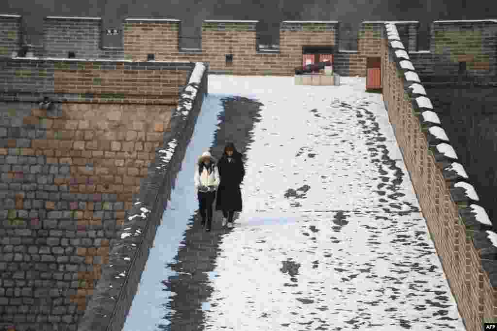 برف باری کے بعد دیوار چین کو دیکھنے کے لیے آنے والے سیاحوں کے لیے منظر مزید دلکش ہو گیا ہے۔&nbsp;