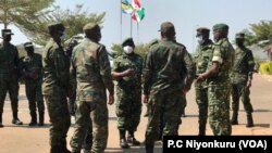 L'armée rwandaise remet des combattants RED-Tabara aux autorités burundaises à la frontière de Nemba. (P.C Niyonkuru (VOA)