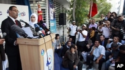 Le directeur de campagne d'Ennahda, Abdelhamid Jlazzi (à g.) devant son QG à Tunis (24 octobre 2011)