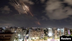 Sistem Iron Dome Israel mencegat rudal balistik yang ditembakkan Iran, seperti yang terlihat dari Ashkelon, Israel, 1 Oktober 2024. (Foto: Reuters)