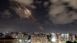 Sistem pertahanan udara Israel, Kubah Besi, mencegat rudal-rudal yang ditembakkan oleh Iran, seperti yang tampak di Ashkelon, Israel, 1 Oktober 2024. (Foto: Amir Cohen/Reuters)