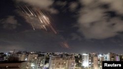 Sistem pertahanan udara Israel, Kubah Besi, mencegat rudal-rudal yang ditembakkan oleh Iran, seperti yang tampak di Ashkelon, Israel, 1 Oktober 2024. (Foto: Amir Cohen/Reuters)