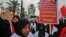 Les manifestants irakiens demandant le départ des militaires américains