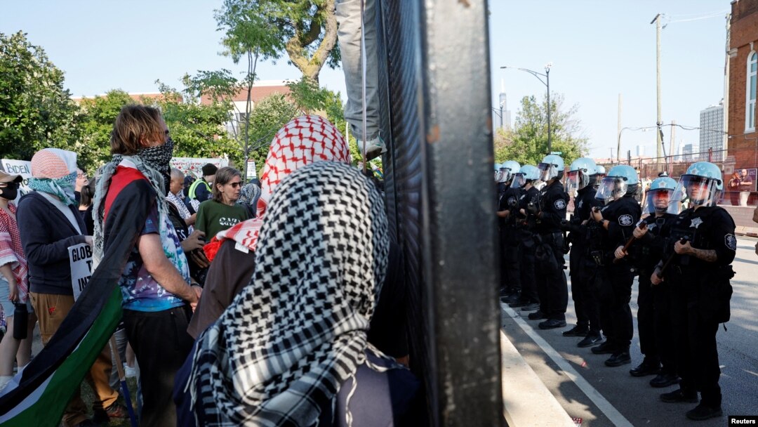 Interventna policija i demonstranti (Foto:REUTERS/Marco Bello)