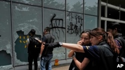 Polis ki sou sèn kote manifestan yo te kraze graz nan fenèt palman Hong Kong nan lendi ki te premye jiyè 2019 la. 