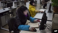 평양 인민대학당의 컴퓨터실에서 주민들이 컴퓨터를 사용하고 있다. (자료사진)