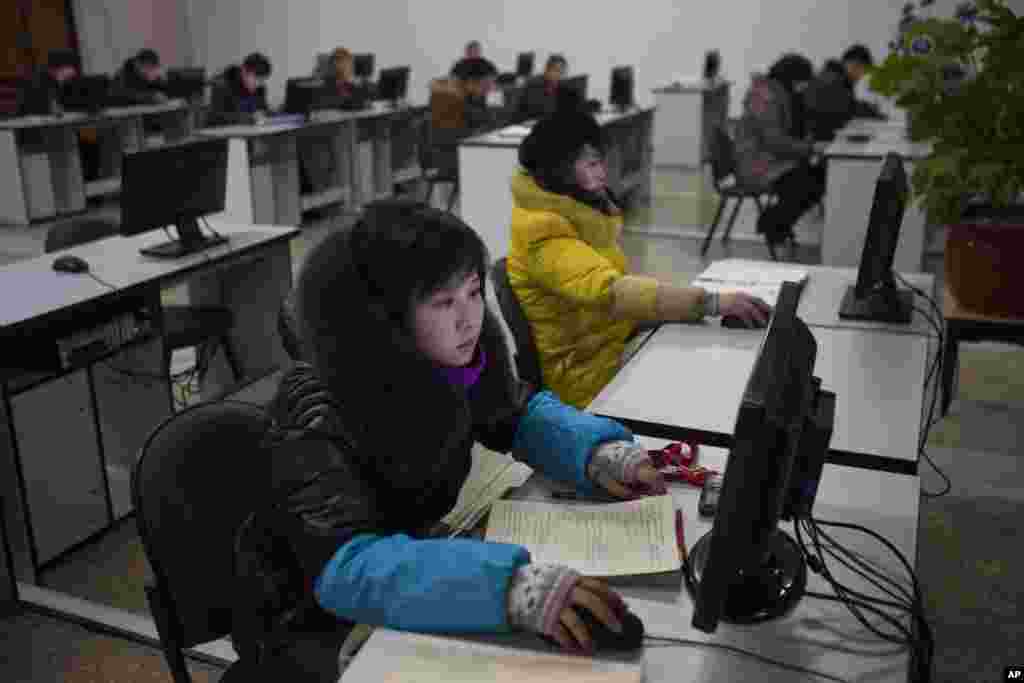 2013年1月9日，朝鲜人在平壤人民大学习堂内使用电脑终端机。