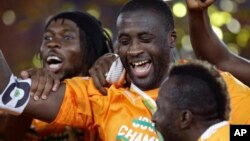 Yaya Toure et ses coéquipiers, après avoir remporté la finale de la Coupe d'Afrique des Nations contre le Ghana à Bata, en Guinée équatoriale, le 8 février 2015.