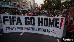 Những người biểu tình tuần hành trên đường phản đối việc chi tiêu công cho World Cup ở Rio de Janeiro 15/6/2014. 
