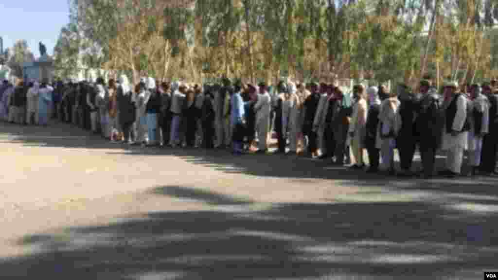 په کندهار کې په ټاکنو کې د خلکو گډون د پام وړ. د امنیتي اندیښنو له امله افغان حکومت پاکستان سره د سپین بولدک &ndash; چمن سرحد د جمعې له ورځې راپدیخوا د دوو ورځو لپاره تړلی دی.