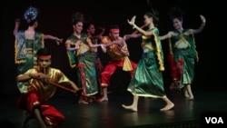 Artists from the Cambodian Living Arts perform during a weekly traditional Cambodian show at the National Museum in Phnom Penhm, Cambodia, Monday, July 18, 2016. (Leng Len/VOA Khmer)