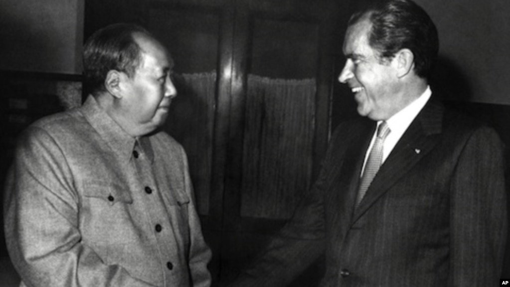 1972年2月21日美国总统尼克松和毛泽东在北京握手