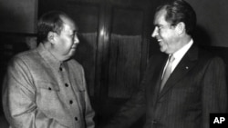 1972年2月21日美国总统尼克松和毛泽东在北京握手