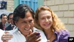 ARCHIVO - En esta foto de archivo del 10 de abril de 2011, el candidato presidencial Alejandro Toledo, acompañado por su esposa Eliane Karp, saluda a sus partidarios afuera de un centro de votación luego de emitir su voto en las elecciones generales en Lima, Perú.