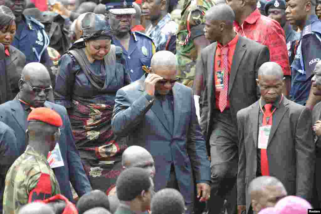 Ghana&#39;s President John Dramani Mahama (C) arrives for the beginning of the three days of funeral ceremonies for late President John Atta Mills, Accra, Ghana, August 8, 2012.