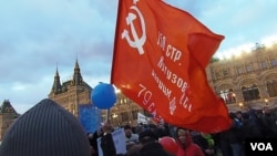 3月18日莫斯科紅場慶祝吞併克里米亞集會上的共產黨紅旗。 (美國之音白樺拍攝)