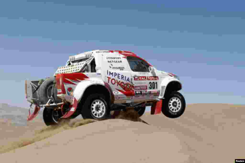 South Africa's Giniel De Villiers and co-pilot Germany's Dirk Zitzewitz drive their Toyota during the seventh stage of the fourth South American edition of the Dakar Rally 2012, in Copiapo January 7, 2012. REUTERS/Jacky Naegelen (Chile - Tags: SPORT MOTO