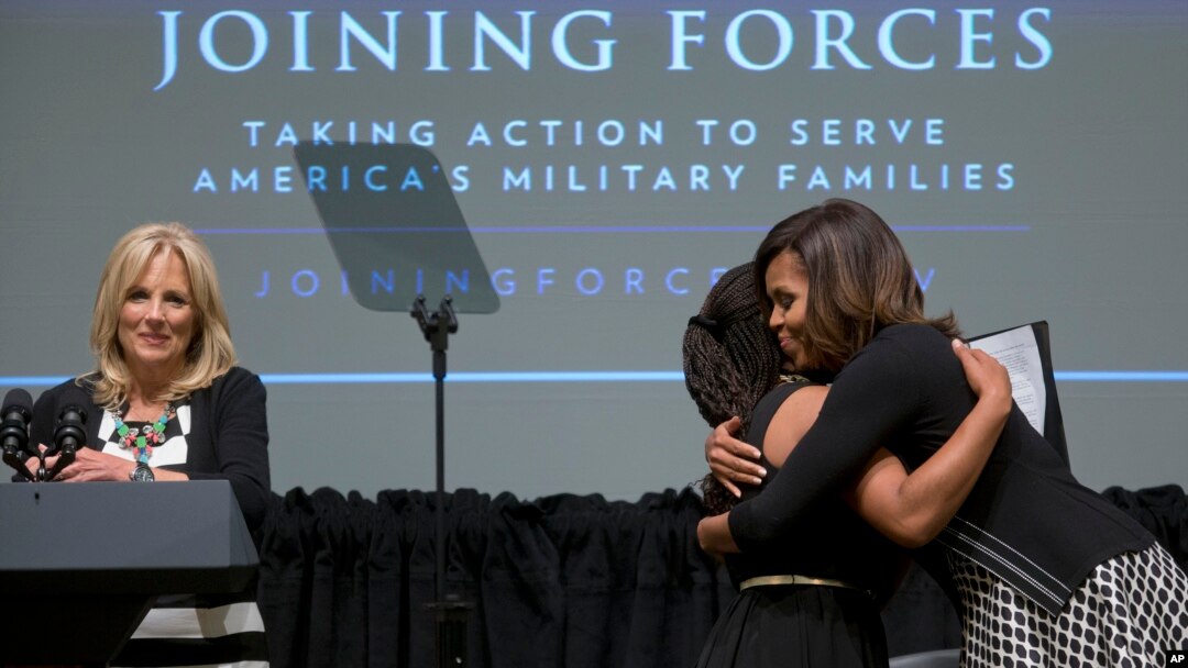 Jill Biden saat mendampingi Ibu Negara Michelle Obama dalam Ulang Tahun ketiga Joining Forces, program untuk keluarga militer AS di American Red Cross Hall of Service di Washington D.C., 30 April 2014. (Foto: Associated Press/arsip)