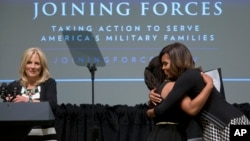 Jill Biden saat mendampingi Ibu Negara Michelle Obama dalam Ulang Tahun ketiga Joining Forces, program untuk keluarga militer AS di American Red Cross Hall of Service di Washington D.C., 30 April 2014. (Foto: Associated Press/arsip)