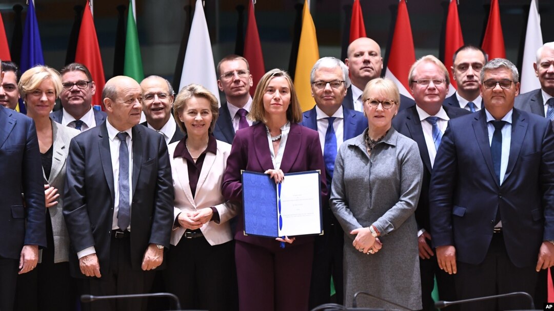 Dua puluh tiga negara anggota Uni Eropa menandatangani kesepakatan bersejarah untuk bekerja sama lebih erat dalam pertahanan atau PESCO, di Brussels, Belgia Senin (13/11). 