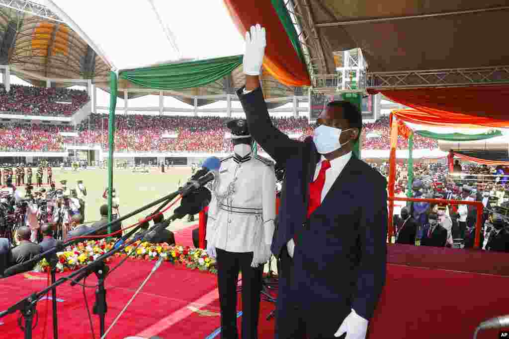 O recém-eleito Presidente da Zâmbia, Hakainde Hichilema, acena para a multidão durante a cerimónia de posse no Estádio dos Heróis, em Lusaka, Zâmbia, terça-feira, 24 de Agosto de 2021. Hichilema foi juramentado ao poder, aumentando as esperanças na nação da África Austral que nos últimos anos mudou de prosperidade e estabilidade para dívidas maciças, recessão e repressão