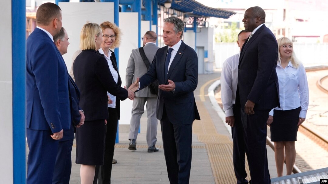 El secretario de Estado de Estados Unidos, Antony Blinken (centro), es recibido por la embajadora de EEUU en Ucrania, Bridget Brink (i) en la estación de tren de Kiev en Kiev, el 11 de septiembre de 2024, en medio de la invasión rusa. sobre Ucrania.