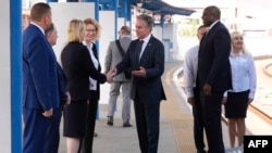 El secretario de Estado de Estados Unidos, Antony Blinken (centro), es recibido por la embajadora de EEUU en Ucrania, Bridget Brink (i) en la estación de tren de Kiev en Kiev, el 11 de septiembre de 2024, en medio de la invasión rusa. sobre Ucrania.