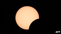 Rane faze potpunog pomračenja Sunca pokazuju prelazak mjeseca ispred Sunca u Bloomingtonu, Indijana, 8. aprila 2024.