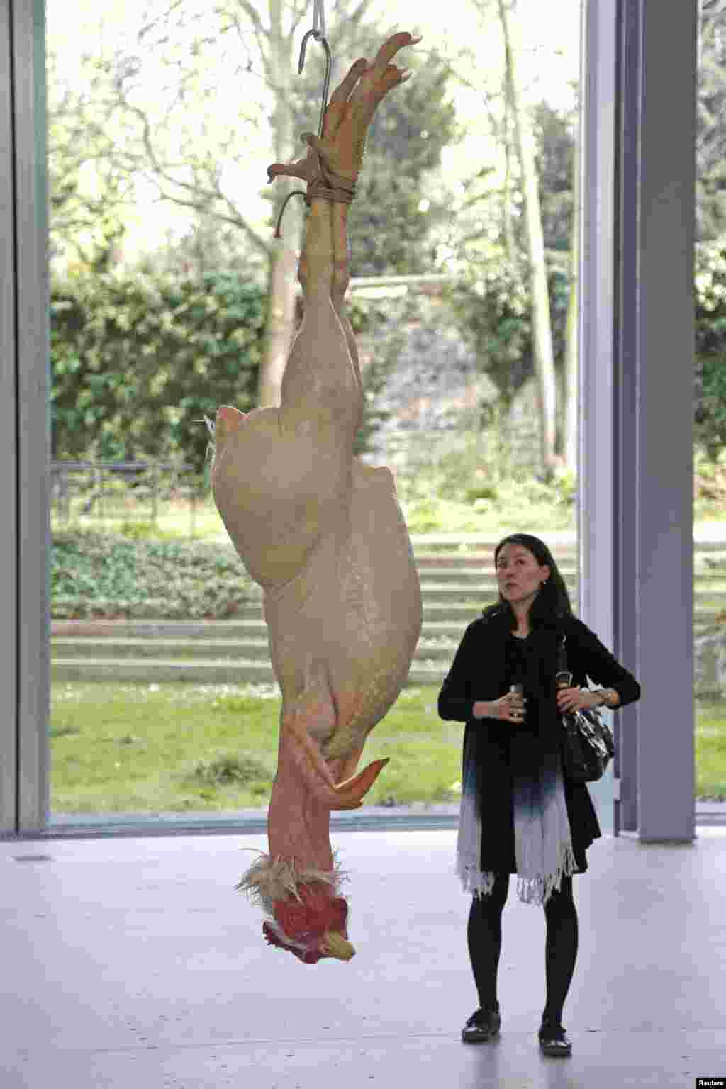 بے جان مجسموں پر حقیقت کا گمان