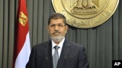 Presiden Mesir Mohammed Morsi bersiap untuk menyampaikan pidato melalui televisi di Kairo, Mesir, Rabu (26/12). Morsi mengajak oposisi untuk bergabung dalam dialog pasca diberlakukannya konstitusi baru di negara itu.