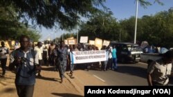 Marche pacifique des victimes d'Hissein Habré dans la rue de N'Djamena, Tchad, le 19 novembre 2019. (VOA/André Kodmadjingar)