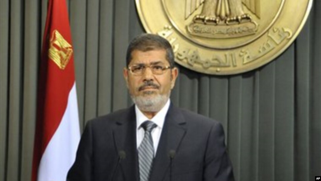 Presiden Mesir Mohammed Morsi bersiap untuk menyampaikan pidato melalui televisi di Kairo, Mesir, Rabu (26/12). Morsi mengajak oposisi untuk bergabung dalam dialog pasca diberlakukannya konstitusi baru di negara itu.