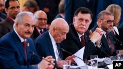 De gauche à droite, le chef d'état-major libyen, Marshall Khalifa Haftar, président de la Chambre des représentants libyenne à Tobrouk Aguila Saleh Issa, président du Conseil présidentiel libyen, Fayez al-Sarraj et le président du Conseil supérieur libyen Khaled Mechri, lors d’un forum à Paris, 29 mai 2018. 
