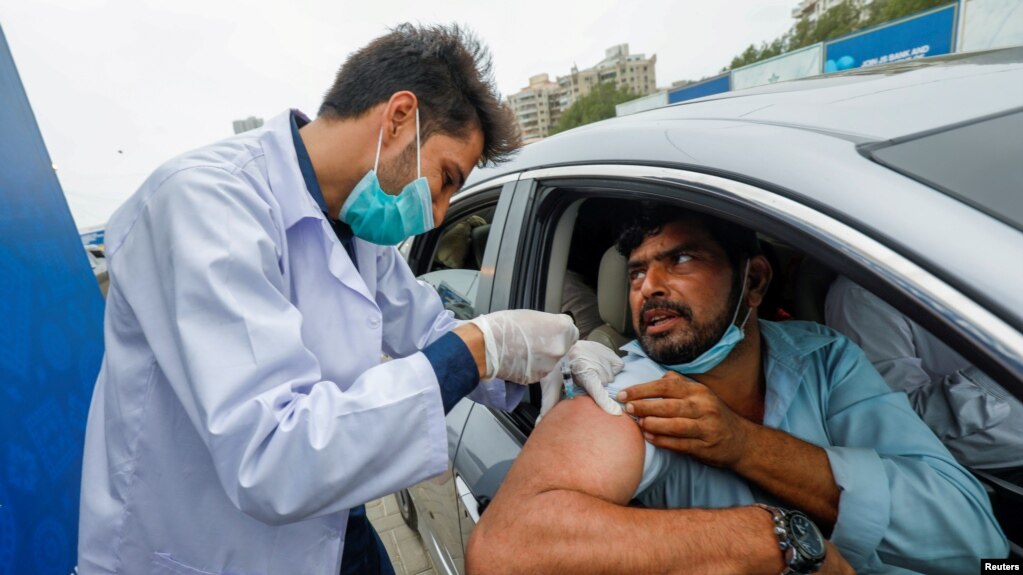 Tiêm vaccine COVID-19 tại Karachi, Pakistan. 