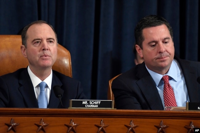 Adam Schiff, presidente de la Comisión de Inteligencia de la Cámara de Representantes de EE.UU. y el representante republicano Devis Nunes, miembro republicano de la comisión el 13 de noviembre de 2019.